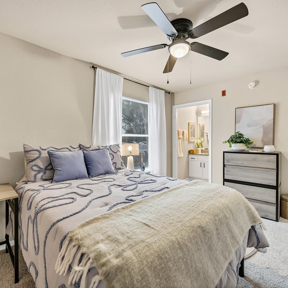 25-21-Oaks—Model—Bedroom-(10)