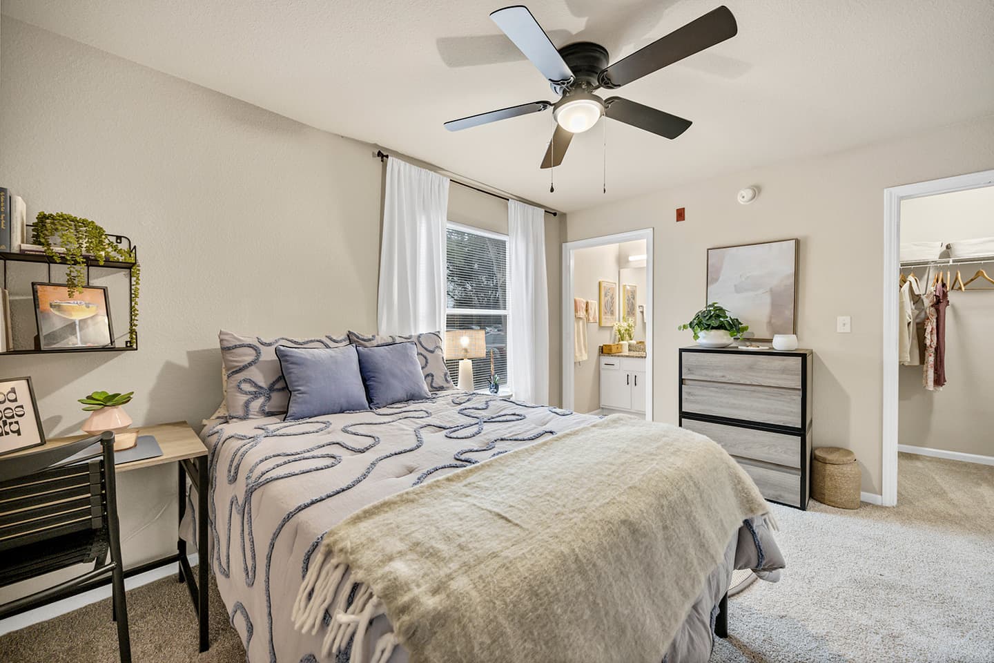 25-21-Oaks—Model—Bedroom-(10)